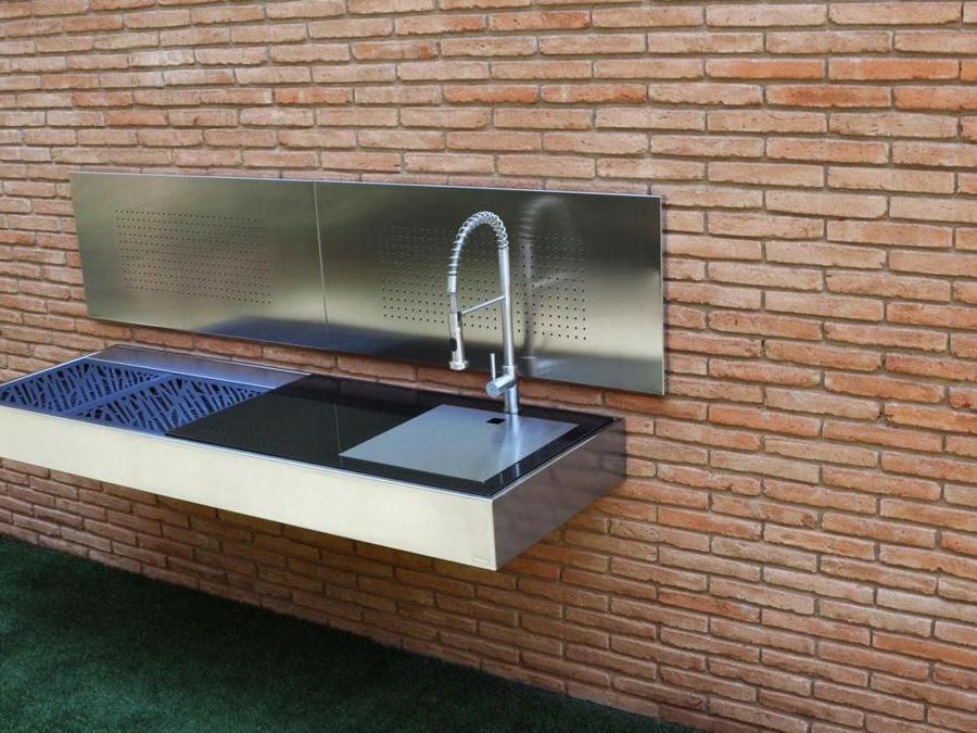 Fesfoc, Tacora e Krakatoa (quello a muro), barbecue di design minimalista elegante, in acciaio inox, griglia in inox con finitura in acciaio satinato; molto facile la pulizia; sono disponibili moduli da 1, 2 e 3 griglie e con diversi accessori. Sono previsti contenitori per la paella e altri speciali piatti spagnoli